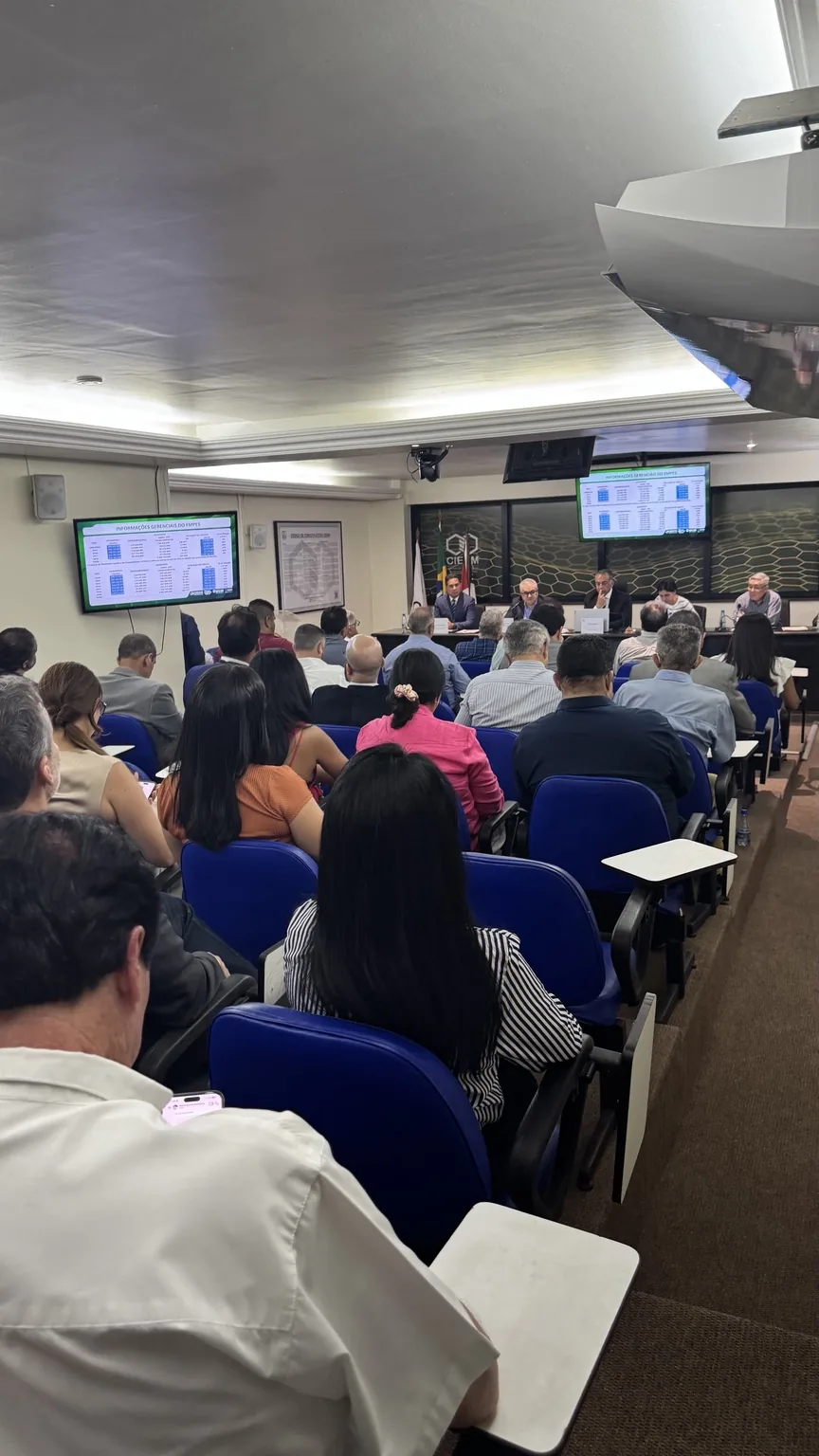 Mesa com lideranças industriais e autoridades econômicas do Amazonas.