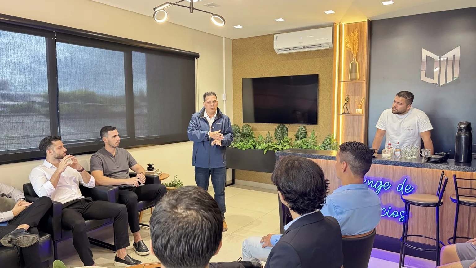 Briefing para empresários sobre importação, fornecedores e missão empresarial.
