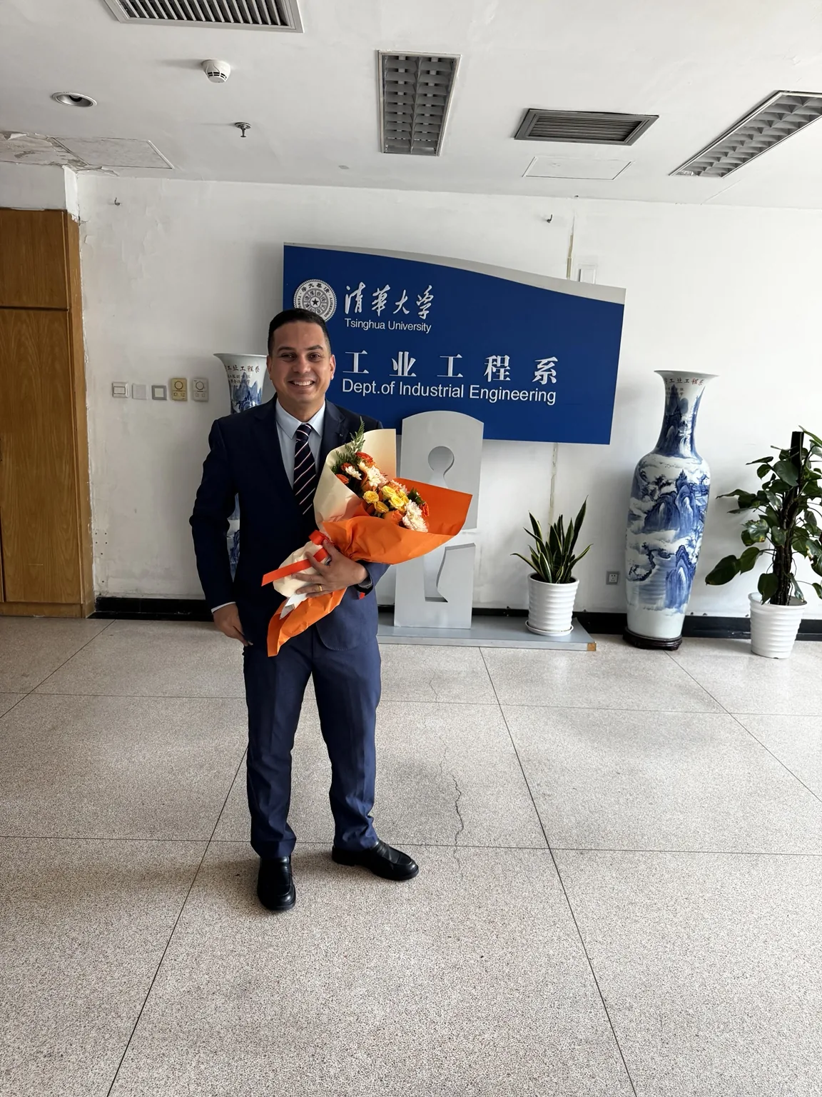 Trajetória acadêmica na China, com passagem por Tsinghua University.