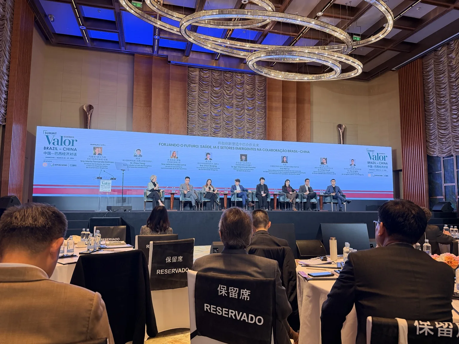 Participação em ambiente de mídia econômica e cooperação internacional.